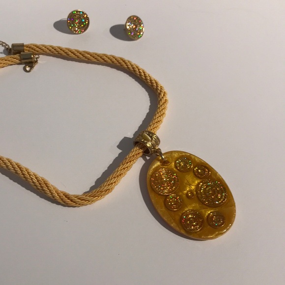 Jewelry - Picture 3 of 3